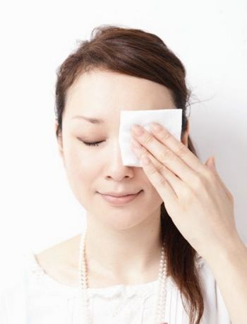 轻轻擦除彩妆